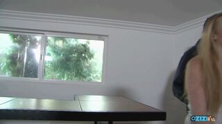 A világos szőke tinédzser szexbomba megtörli a termetes fekete farkát