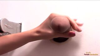 Magányos milf puncit simogatja mielőtt három glory hole péniszt kényeztet egyszerre