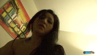 A bujálkodás előtt az arcába spriccelő orbitális cicis csoki kisasszony punciját kaszabolja a bré