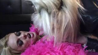 Forró világos szőke lesbi vaginája reszket meg a barinő nyelvétől és a vastag műfütyivel