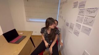 Az orvostanhallgató bige megcsal engem, és meztelenül kötünk ki az irodámban