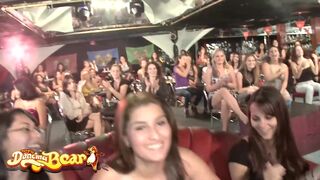 Táncoló medvék - stripperek és forró nőstények élvezik a kolosszális faszok szopogatását