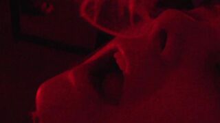 Az amatőr csajszi megkötözve és keményen megkamatyolva