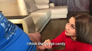 A fiatalasszony játsszik új barátja vastag faszával