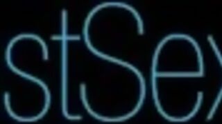 Kat Dior szőrös puncáját és száját tömik meg: műfarokkal a kanapén