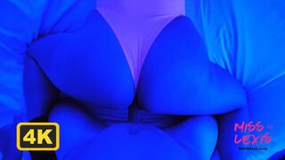 Forró dél amerikai háziasszony gigantikus mellekkel és csini fennékkel élvezi a vad dugást