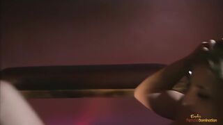 Világos Szőke spiné megszívja a kolosszális fekete kukacot anal együttlét közben