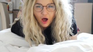 Orosz kuffer maca imádja, ha feszes seggét nyújtják meg