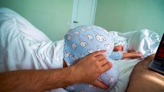 Nevelő hugocska felébred és segít a testvérnek élvezni a pornó nézése közben – beleélvezéses baszás