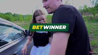 Pimasz nevelő nővér lebukik, miközben kiszökik – vad szeretkezés az erdőben