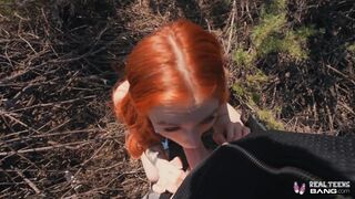 Bűbájos vörös fiatal Madi Collins kibelezi a puncáját és keményen megdugja a nagyméretű fallosza