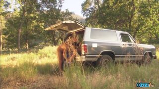 Világos Szőke milf a vadonban szétnyitja a popóját és nyeli a termetes léce misszionáriusban