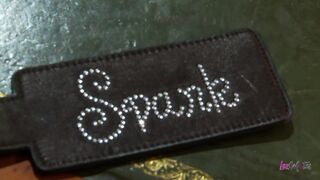 Minden hibáért megbünteti a lesbi világos szőke milf főnöke egy jó alapos fenékveréssel