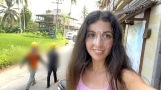 Aranyos tinédzser fiatalasszony nyaldossa a hamburgerét az arcára fröccsent geci közben közkifőzdében