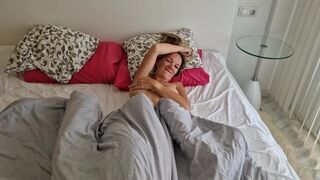 Bűbájos hapsi megbassza a haver feleségét, miután az lelépett, és pov videót készít neki