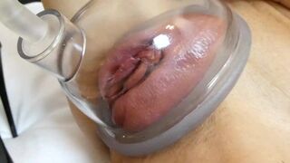 Bombázó milf pumpálja a punciját és keményen megbassza lovagló pózban többszörös spricceléssel