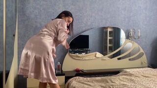 Bűbájos milf nevelő anya selyem köntösben ugrál a faszon és telelövi magát