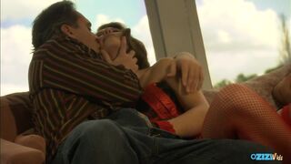 Forróság a kanapén – parázs bujálkodás a fekete hajú milf-fel