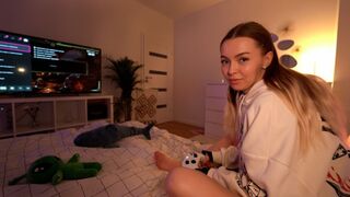 Fiatal lány cumizás közben megbaszva és spriccelve!