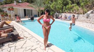 Forró ínyencek a személynélküli gangbang medencében