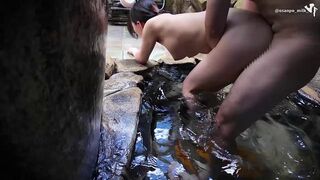 Forró forrásban dugás: kiborotvált szépség keményen megbassza magát pov-ban és beleélvez!
