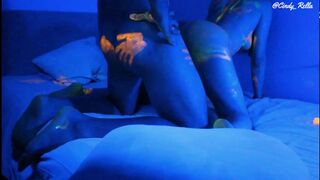 Uv fény alatt színes kacsa & szemetes együttlét