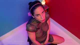 Lana cohen milf reszeli magát dildóval, miközben seggdugót visel