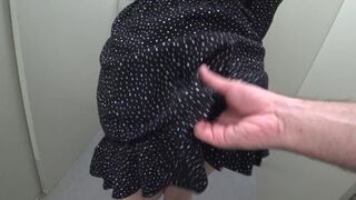 Nej megcsalja férjét egy munkatárssal a ház bejáratánál