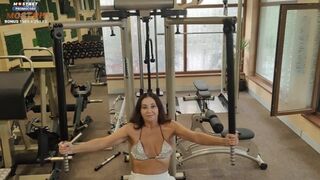 Fullos nevelő anya megbassza a fiút edzés után a mosókonyhában