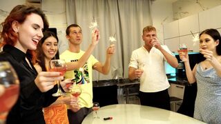 Fiatal diákok szilveszteri buliján csoportos baszásra gyújtanak