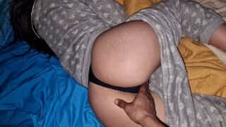 Csábos és kanós brit koleszos gádzsi a házamban, és rajtakapom, ahogy fekszik