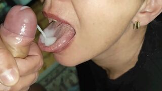 Amatőr korosodó milf könyörtelen szopással telelövi a száját és arcát