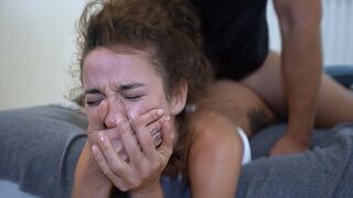 Üvölt és kiabál, mikor elélvez és elveszti az eszét