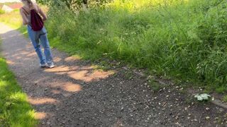 Szégyenlős fiatal csaj rajtakap, miközben verem a farkam, és vad dolgokra készül