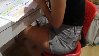 Pénzt adok a takarítónőnek, hogy hagyja magát tapogatni és leszopjon