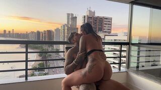 Tengerparti baszás egy csinos tinivel, aki telelövi a pináját