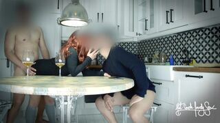 A cuckold férjem csókol, miközben a legjobb barátja beleélvez a puncimba!