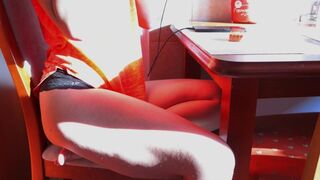 Szépség hajnalban masztizik egy csésze kávé mellett