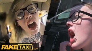 Tetkós Brit Alt-Modell Szemüvegben Keményen Meghágva a Fake Taxi Autójában