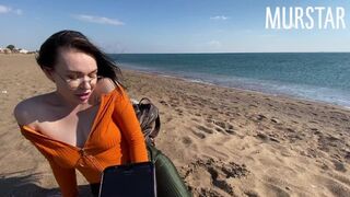 A lotyó kiéhezett az interaktív játéktól és szopott a strandon