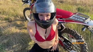 Bűbájos motoros maca cidázza a motorost az enduro mezőn
