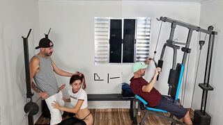 Exkluzív! asszony keményen megbassza férjét hátulról az edzőteremben!