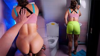 Kéjhölgy tökéletes seggel gyengéden megbasszák a wc-ben!