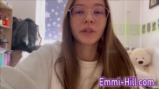 Fiatal örömlány keményen ujjazza magát és spriccel!