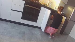 Csábos hitves a szomszéddal kúrel a konyhában - igazi megcsalás