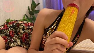 Pici nika könyörtelen popó játéka étellel 4k-ban