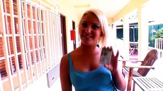 Mickenzie Moore világos szőke főiskolás csajként orálozza és lovagolja a vastag falloszt
