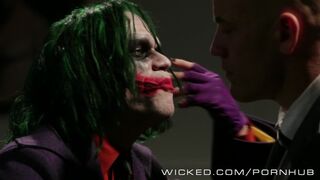 Fiatal világos szőke Supergirl kedveli a vad szexet a Wicked csatornán Derrick Pierce és Johnny Sins társaságában