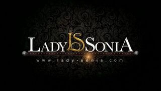 Lady Sonia megmutatja a brit MILF csábítását egy tinédzser csajszi előtt kötözős jelenetben