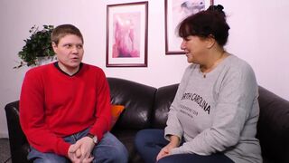 Vörös hajú milf termetes mellekkel cidázza a bájdorongot és hagyja hogy keményen megdugják